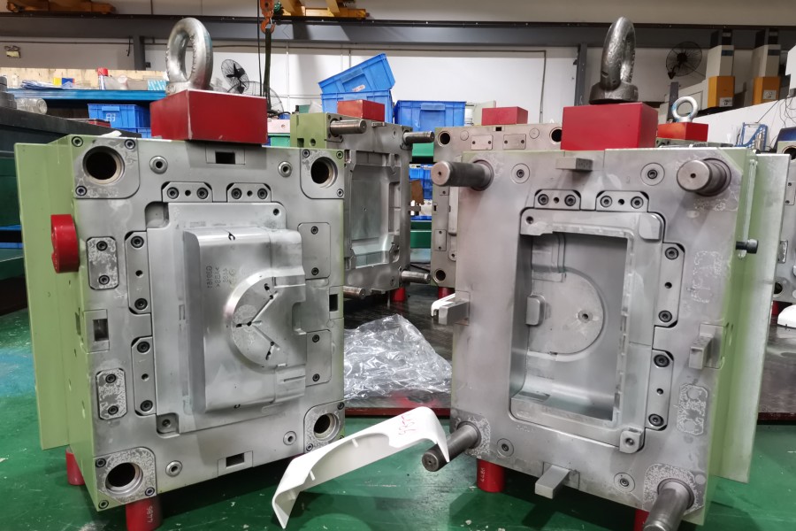 Plastic Injection Molding Companies b